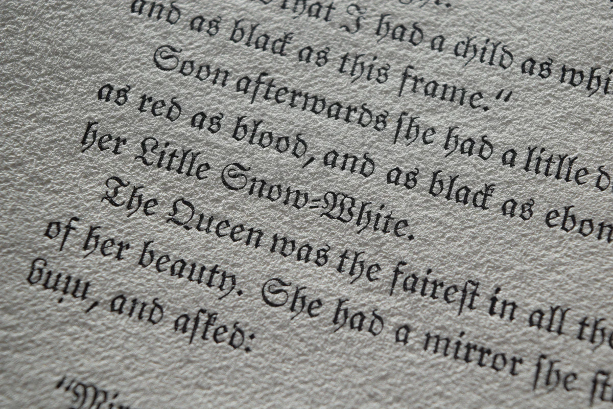 Close view of a Little Snow-White proof in Fraktur: “Soon afterwards she had a little daughter”